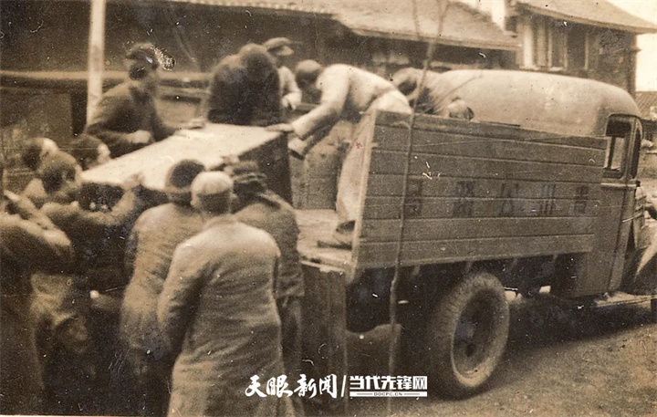 正在装运文物的贵州公路局汽车 庄灵 供图.jpg