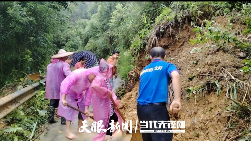 图为，雷山县永乐镇加支村“两委一队”组织党员干部和群众在疏通交通主干道。_Watermarked_1.jpg