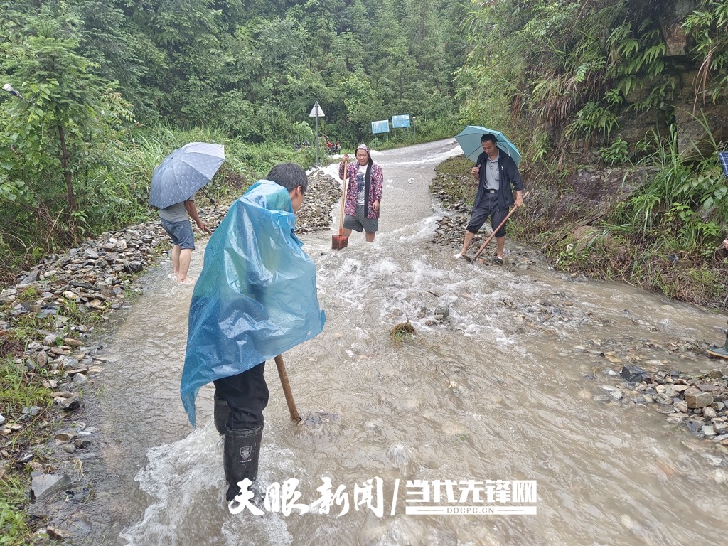 图为，雷山县永乐镇排告村“两委一队”组织村民抢通脚牛寨公路段。_Watermarked_1.jpg