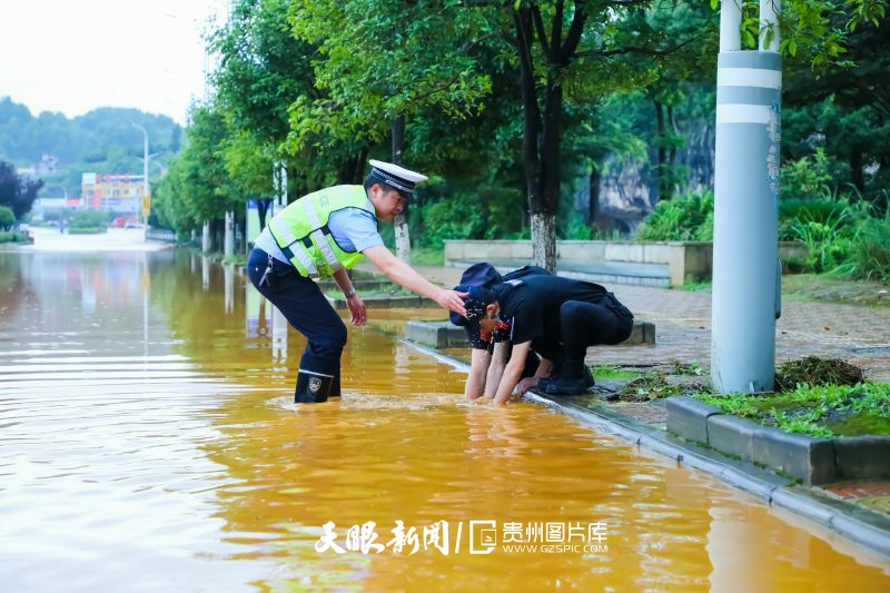 887611-连日来，受强降雨天气持续影响，天柱县多个乡镇、城区路段出现严重积水、内涝情况，部分道路因积水过深导致车辆通行受阻，群众出行安全面临威胁。天柱县公安局迅速启动应急预案，全警动员、冲锋在前，积极开展抗洪抢险、交通疏导和群众救助工作，用实际行动筑起守护群众生命财产安全的“藏蓝堤坝”。.jpg