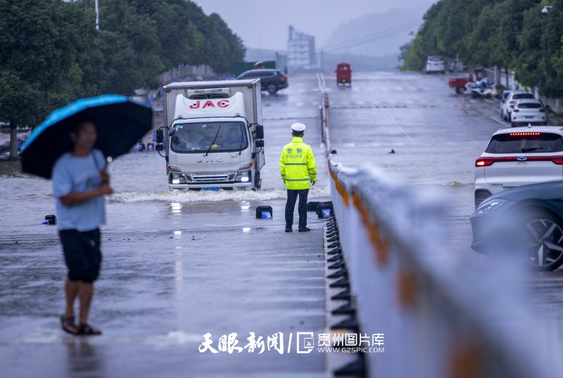 887742-6月24日，交警在丹寨县金钟开发区积水路段执勤。.jpg