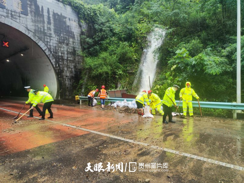 887749-图为交警联合“一路三方”人员进行清扫。.jpg