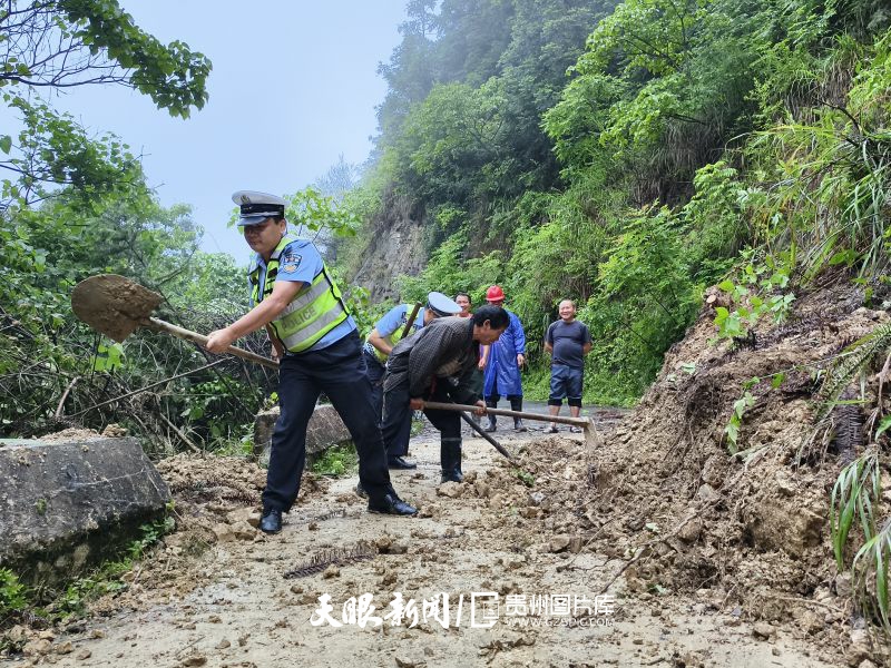 887753-图为6月24日，图为四中队民辅警联合村民抢修受阻道路。.jpg