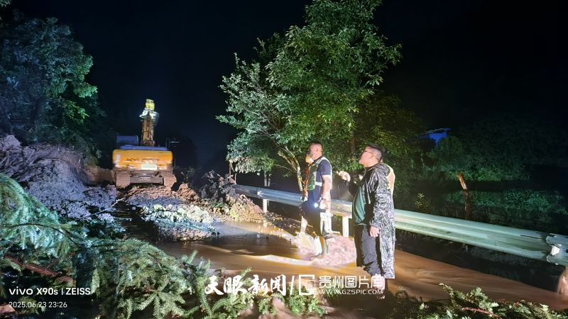 887782-交通部门连夜抢通生命通道.jpg