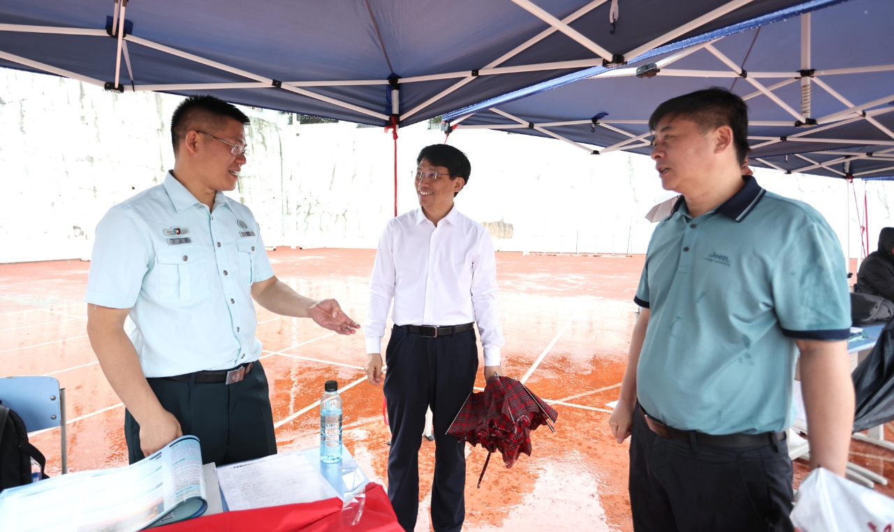 省招生考试院党委副书记、院长吴作然（中）和贵州教育报社长马小成（右）和中国人民解放军国防科技大学老师交流.jpg