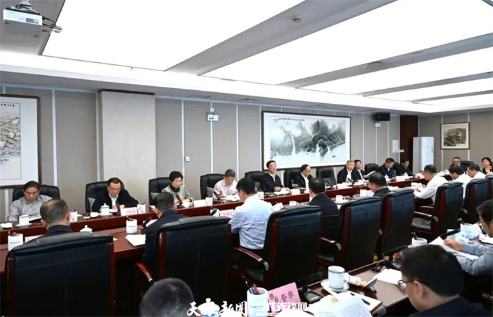 3、2025年3月24日，省政协党组理论学习中心组召开专题研讨会暨“三走”研习研讨会，深入学习贯彻习近平总书记在贵州考察时的重要讲话精神和全国两会精神。.jpg