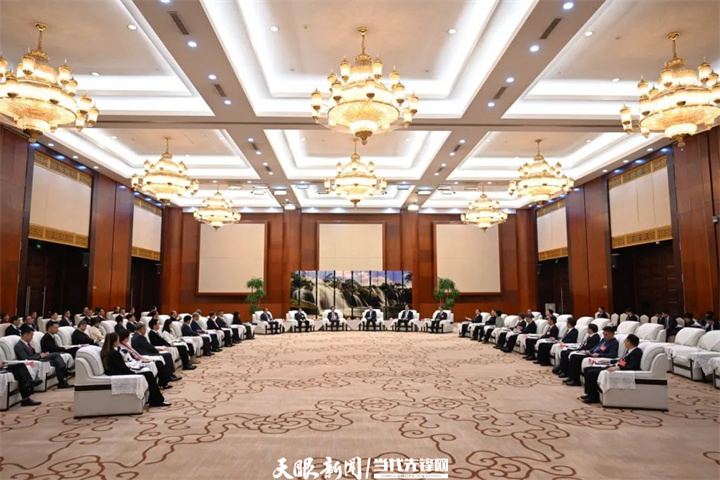 6、2025年1月19日，贵州省委书记、省人大常委会主任徐麟，省委副书记、省长李炳军，省政协主席赵永清在贵阳会见出席省政协十三届三次会议的港澳委员、列席会议的台湾同胞代表和海外侨胞代表。.jpg