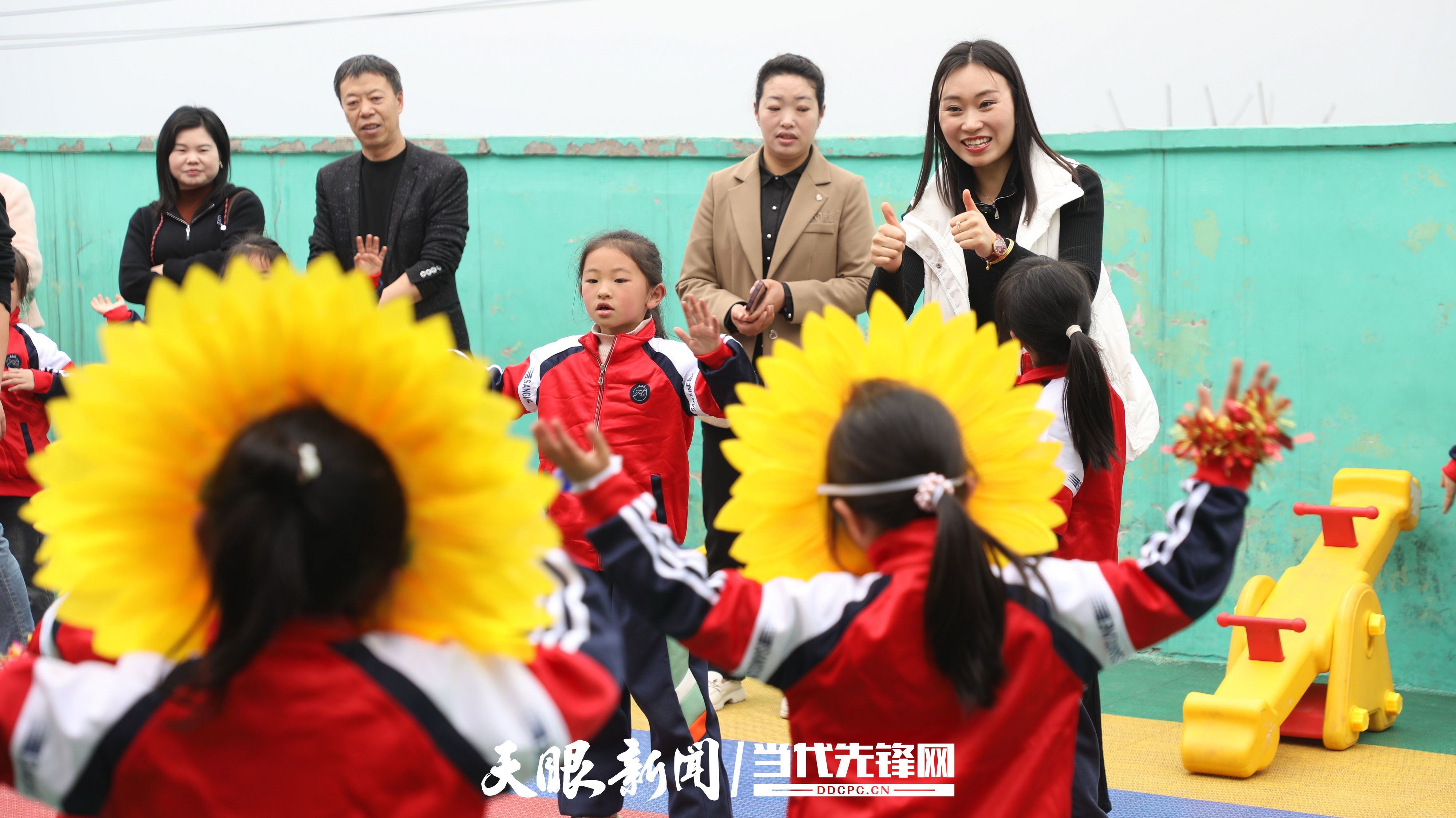 美美老师在和孩子们互动.jpg