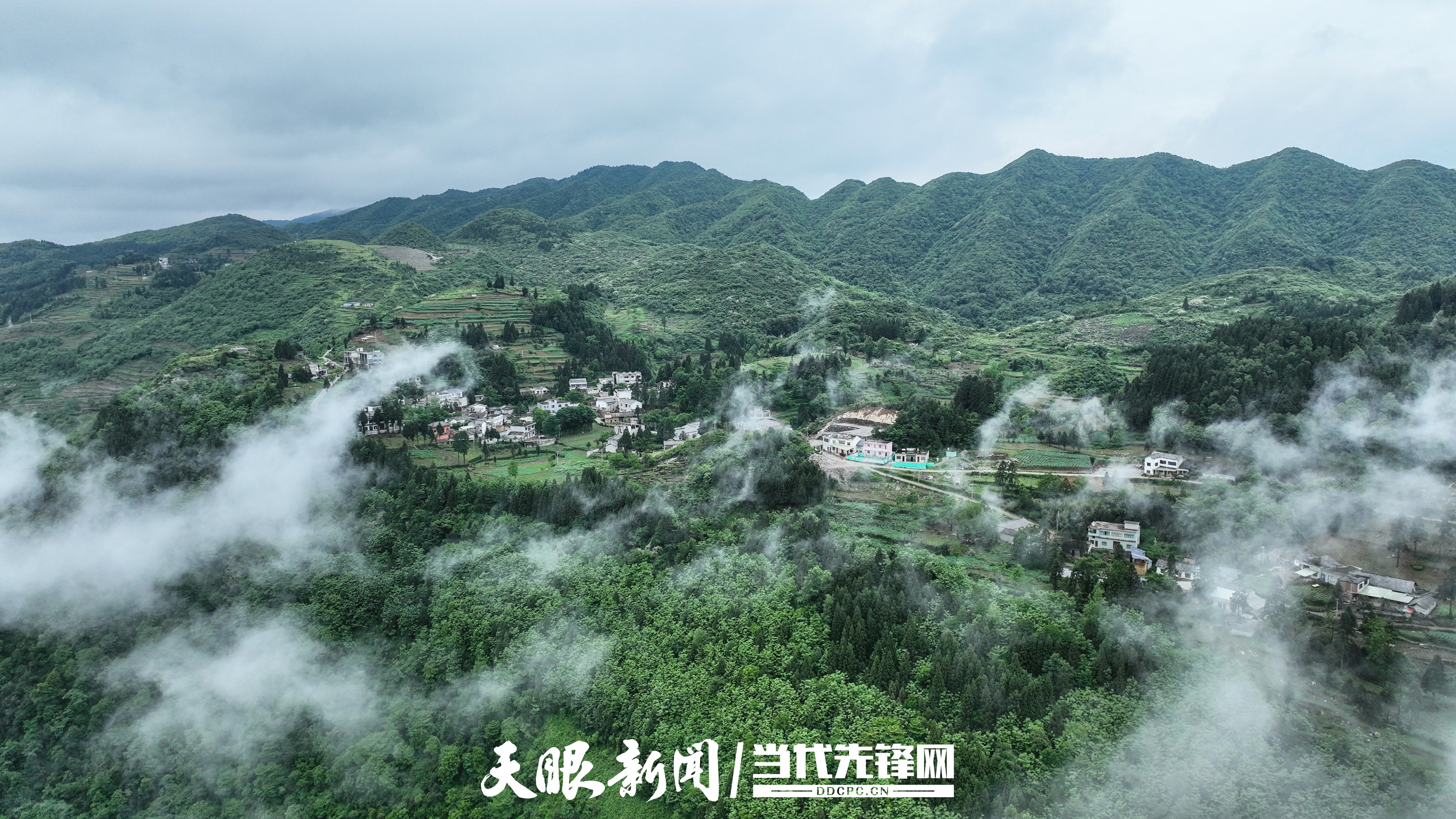 回龙小学所在的村庄航拍.jpg