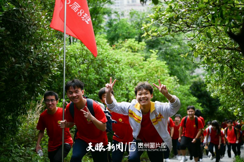876188-图为学生们在攀登“金榜山”。.jpg