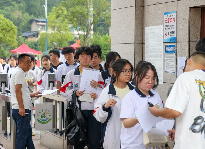 882650-2025年6月7日，在贵州省铜仁市玉屏侗族自治县民族中学考点，考生步入考场。.jpg