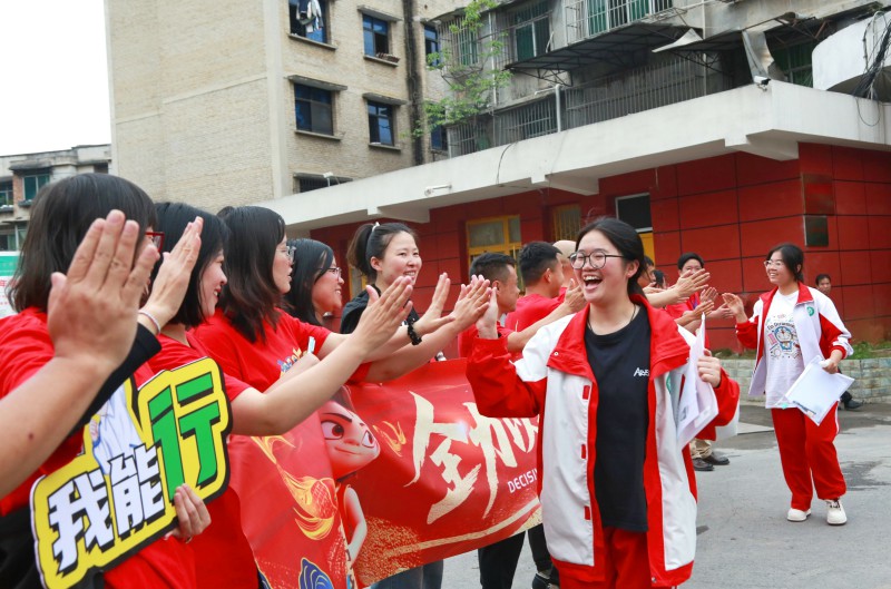 882671-6月7日，高考考生在毕节市实验高级中学考点和送考老师击掌。.jpg