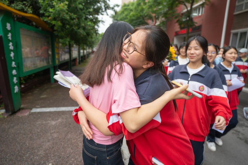 882675-6月7日，毕节梁才学校考点，老师正在和学生拥抱。.jpg
