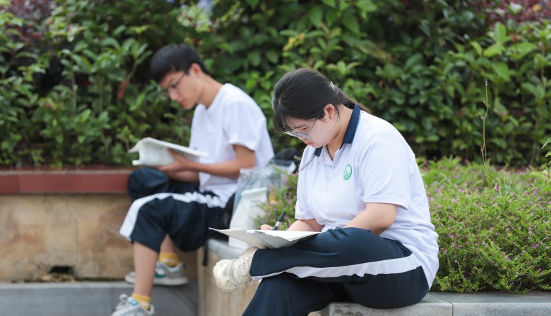 882687-6月7日，在贵州省铜仁市玉屏侗族自治县民族中学考点，考生在考点外等候。.jpg
