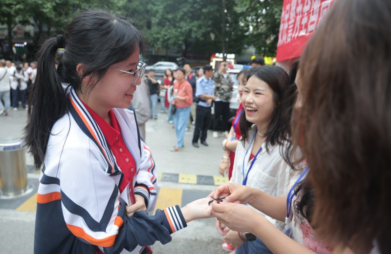 882700-6月7日，在贵州师范大学附属中学考点老师给考生加油。.jpg