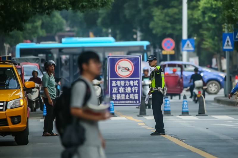 882728-2025年6月7日，贵州省黔东南州榕江县公安交警在榕江县第一中学考点附近路口执勤.jpg