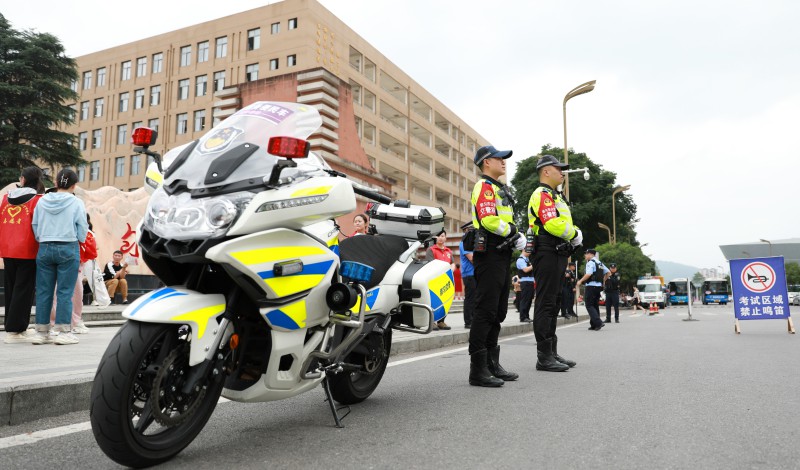 882748-6月7日，交警在贵州省都匀市第二中学考点执勤。.jpg
