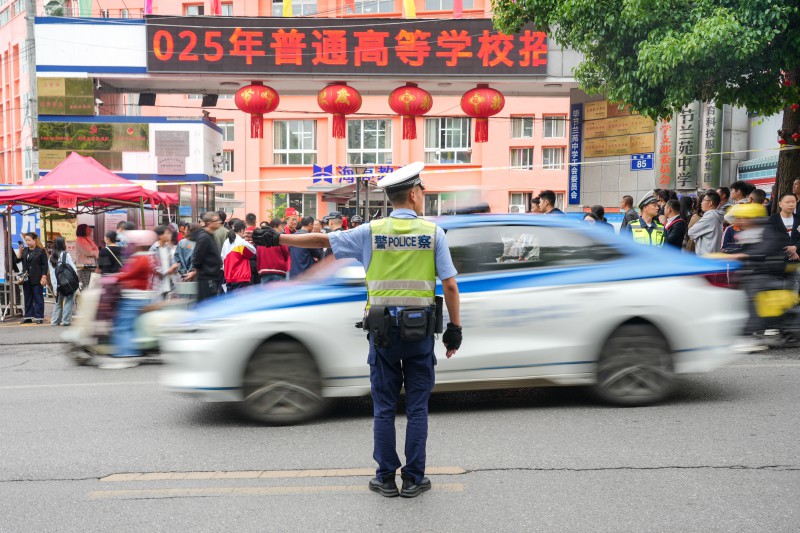 882754-6月7日，交警在贵州省毕节市七星关区兰苑中学考点指挥交通。.jpg