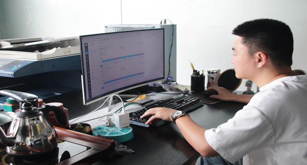 李开红正在操作“校园奇点”微信小程序.png