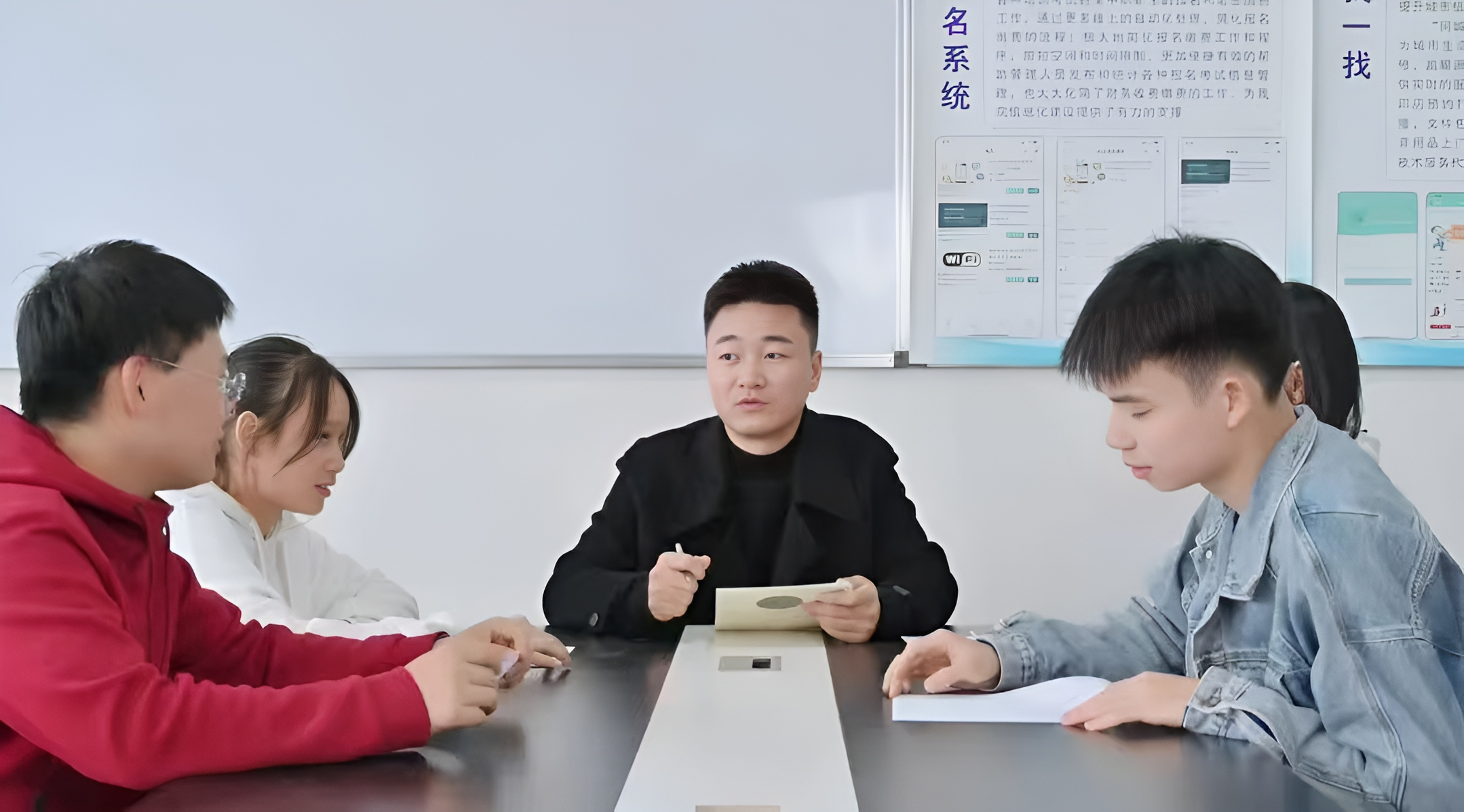 李开红（左三）与他的创业团队.png