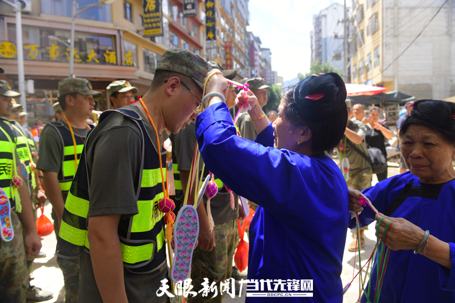 7月3日，榕江县群众自发制作红鸡蛋，含泪中向返程救援人员致谢。.jpg