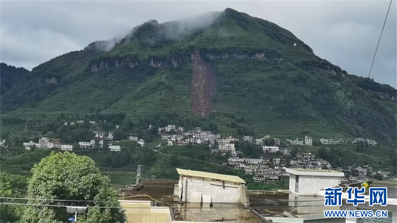 争分夺秒！贵州六盘水市72名群众在山体崩塌前全部安全撤离.jpg