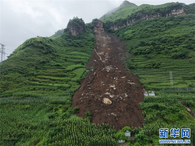 争分夺秒！贵州六盘水市72名群众在山体崩塌前全部安全撤离1.jpg