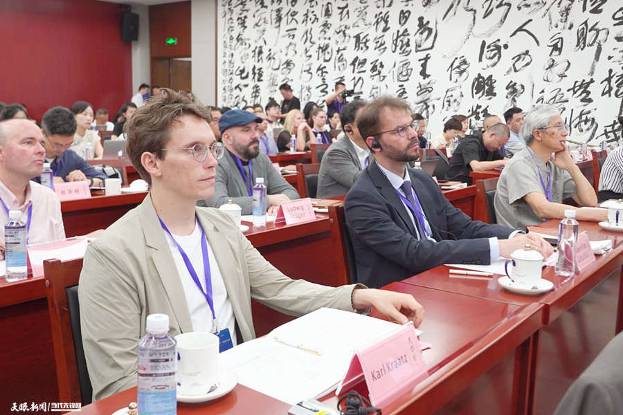 浙江大学副教授Karl Kraatz（左一）。_副本.jpg