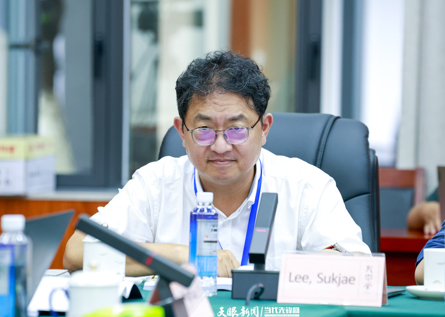 韩国首尔国立大学教授李硕宰。_副本.jpg