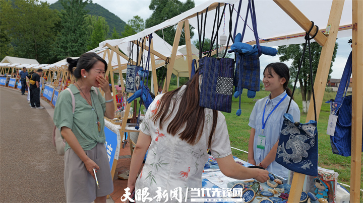 游客被逗得哈哈大笑.JPG