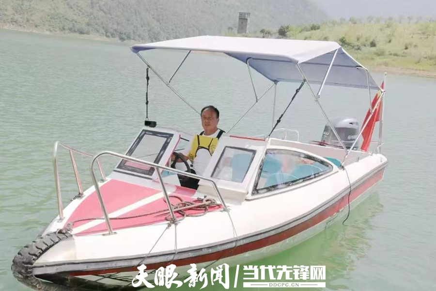 赵孝凡与他救下9名孩子的快艇。.jpg