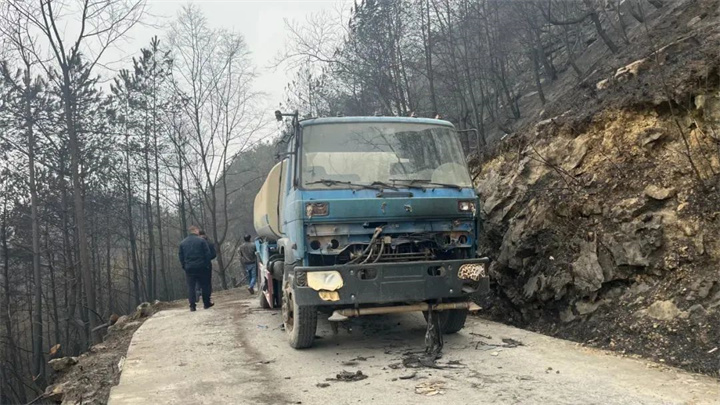 3 两人操作的洒水车.jpg