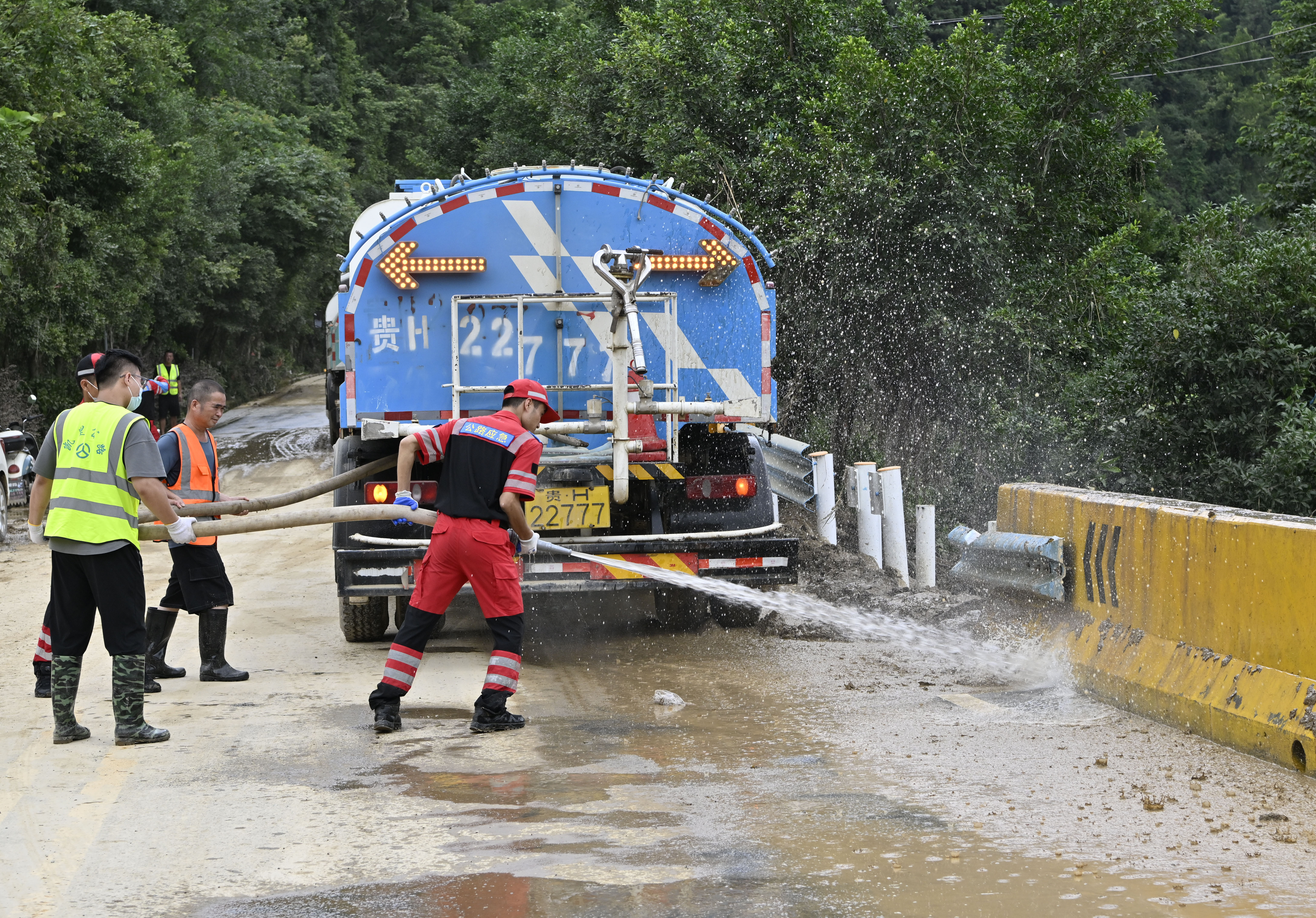 凯里公路管理局应急突击队在国道321线清理路面淤泥（陈沛亮 摄）.JPG