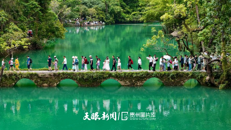 786221-2024年8月12日，游客在贵州省荔波小七孔风景区游玩（无人机照片）。.jpg