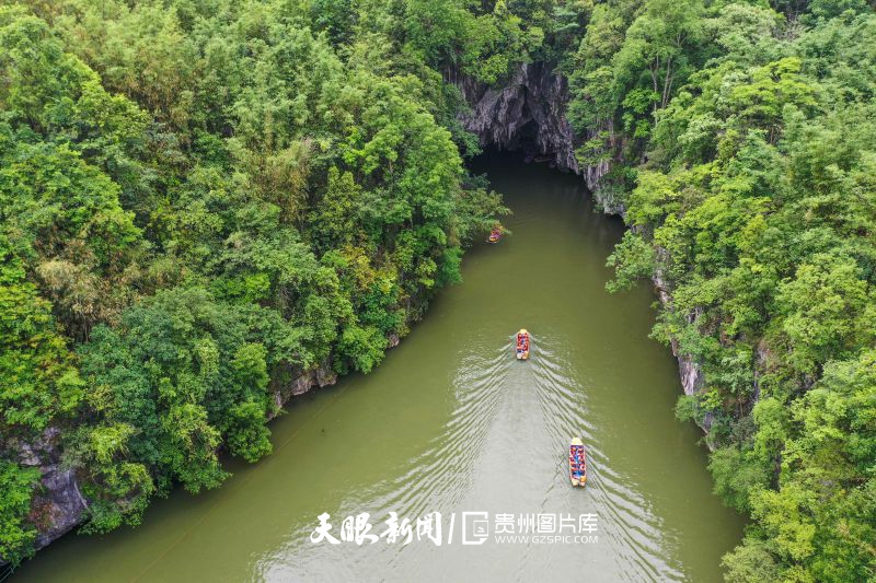 356602-5月19日，游客在贵州省安顺市龙宫风景区乘坐游船游览（无人机照片）。.jpg