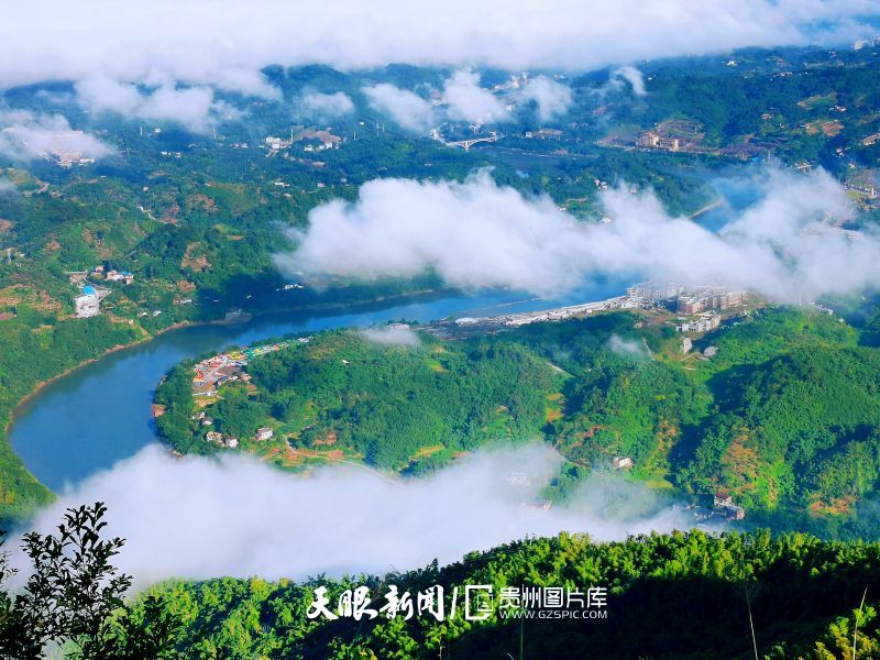 809547-图为2021年9月29日拍摄的山青水秀风光美的赤水河（赤水市复兴段）。.jpg