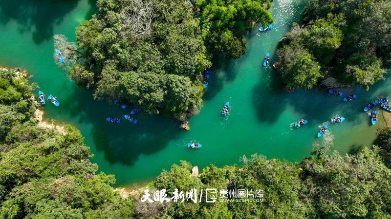 663078-10月1日，游客在荔波县小七孔景区乘船游玩。.jpg