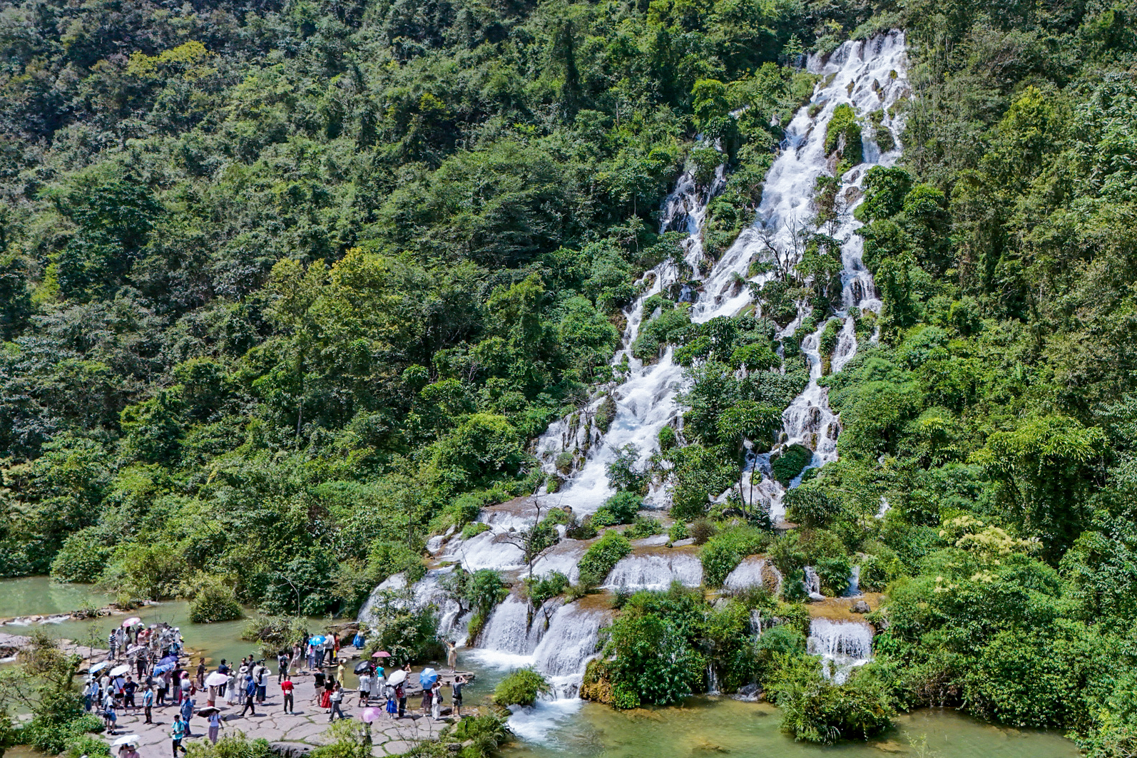 游客在小七孔景区翠谷瀑布打卡.jpg