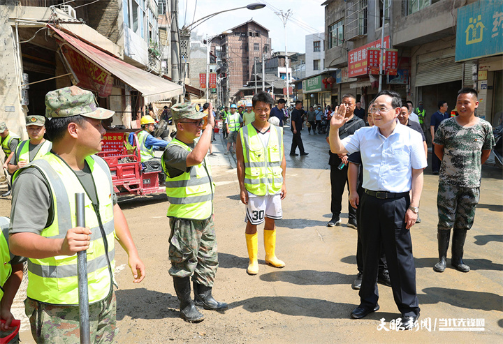 图为徐麟在榕江县场坝社区亲切看望慰问正在清淤的武警官兵。.jpg