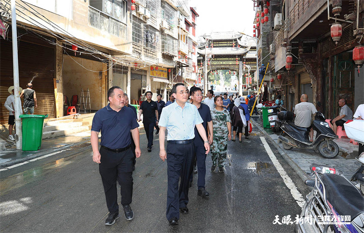 图为徐麟在榕江县场坝社区沿街查看商铺受灾情况，了解清淤、消杀防疫及灾后生产生活恢复等情况。.jpg
