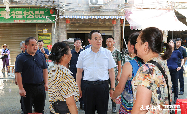 图为徐麟在榕江县场坝社区亲切望慰问受灾群众。1.jpg