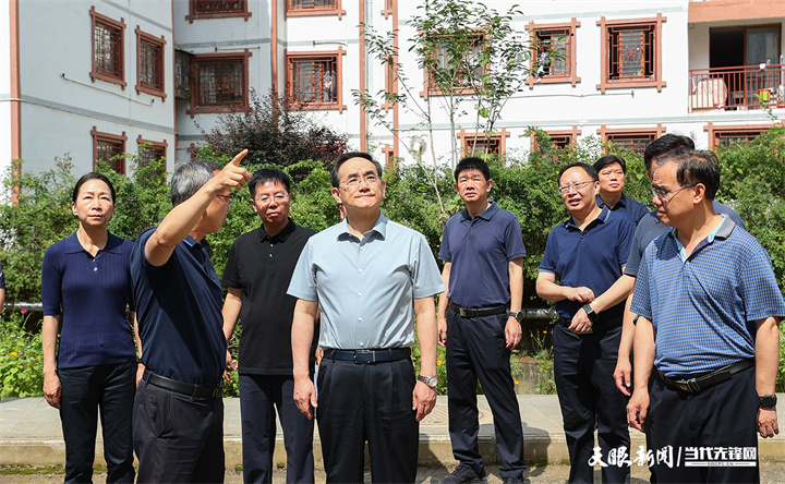 图为徐麟在雷山县龙头街道连心社区察看房屋、河堤灾损情况，了解救灾救助及生产生活恢复等情况。.jpg