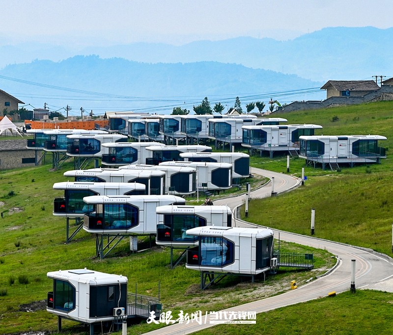 黔南州龙里县油画大草原景区，一座座“太空舱”民宿备受游客青睐。图源|贾智.jpeg