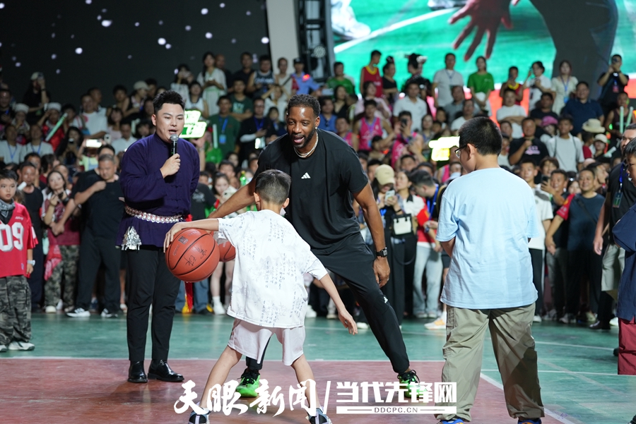 前NBA巨星麦迪（Tracy McGrady）亮相“村BA”球场.jpg