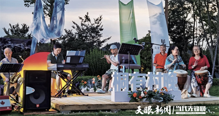 桐梓县十里云湖康养度假区，游客在进行乐器表演.jpg