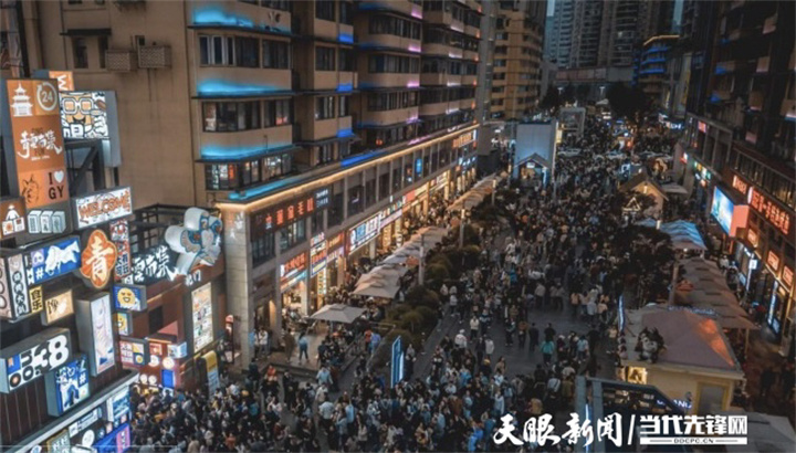 青云楼热闹的人流.jpg