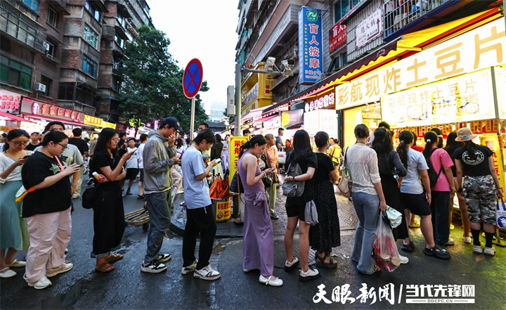 贵阳民生路，游客们正在排队购买美食.jpg