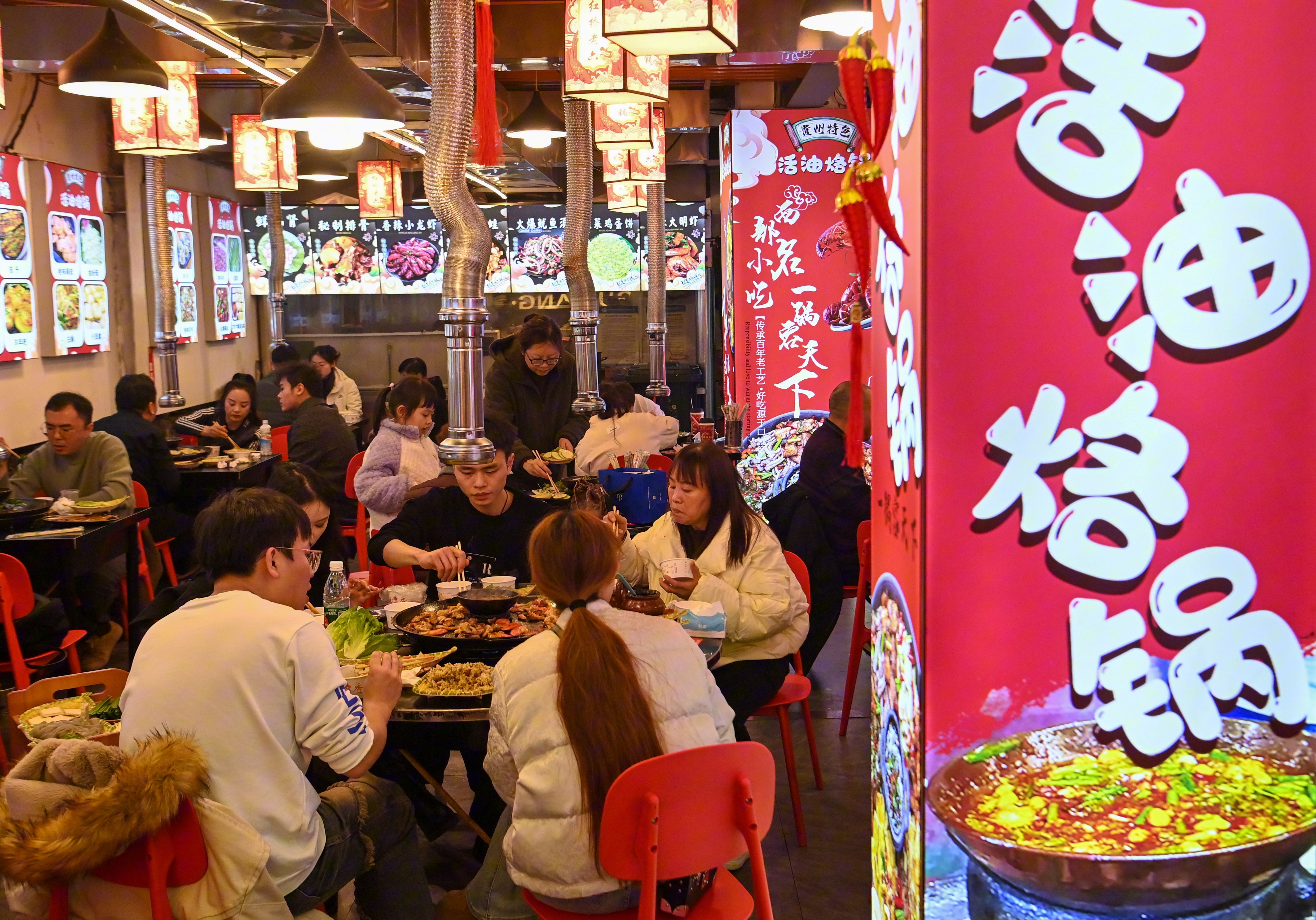 841939-2025年2月5日，人们在贵州省贵阳市青云市集美食区品尝美食。.JPG