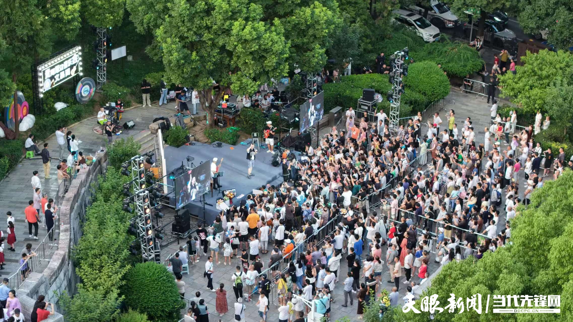 “雨飞・好久不见”文昌阁路边音乐会现场.jpg