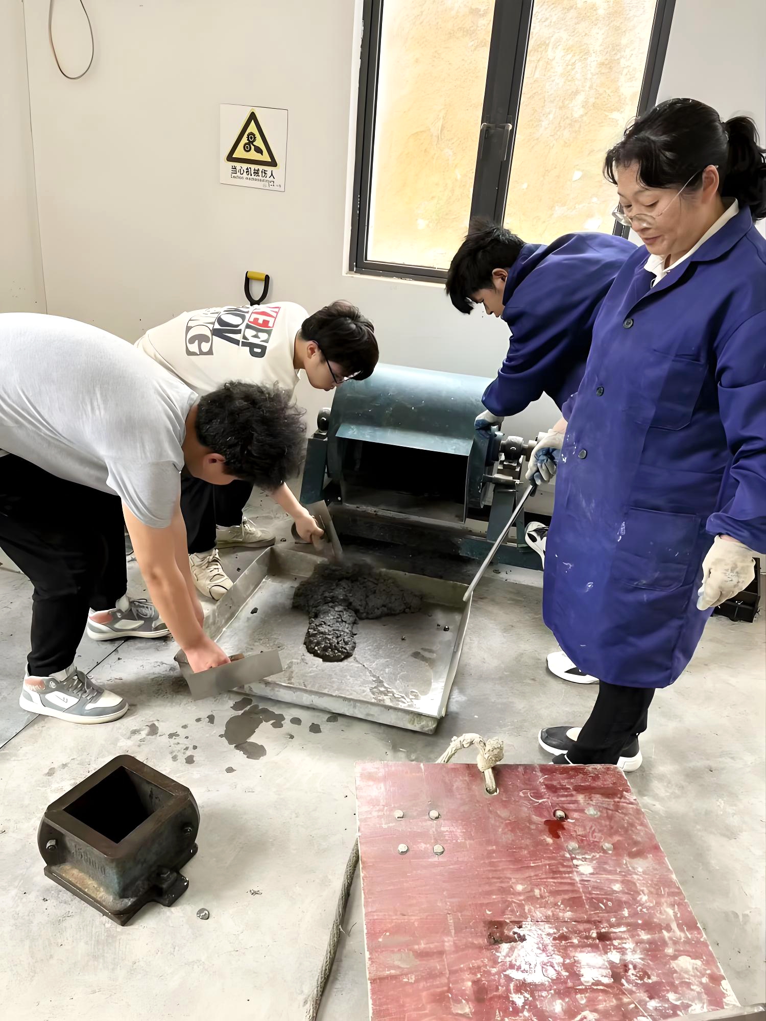 贵州理工学院师生团队在贵州长通集团开展超高性能混凝土配方研制.jpg